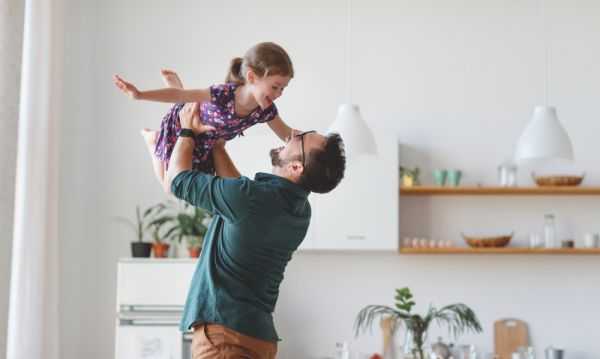 Οι μπαμπάδες είναι πιο χαρούμενοι από τις μαμάδες