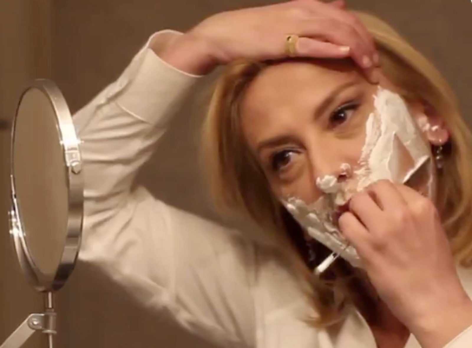 Πρωταπριλιά: Η Ρένα Δούρου κόβει τα… «μούσια»