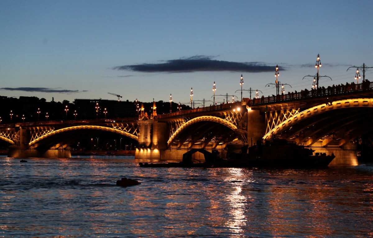 Ουγγαρία: Ψάχνουν ανθρώπινες ψυχές στα παγωμένα νερά του Δούναβη.