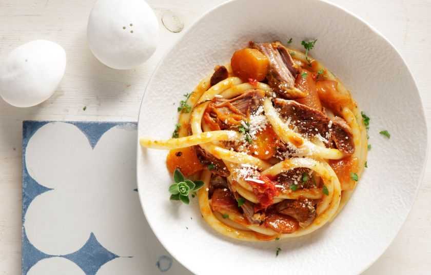 Αρνί στη γάστρα, μελωμένο και μυρωδάτο, με χοντρό μακαρόνι