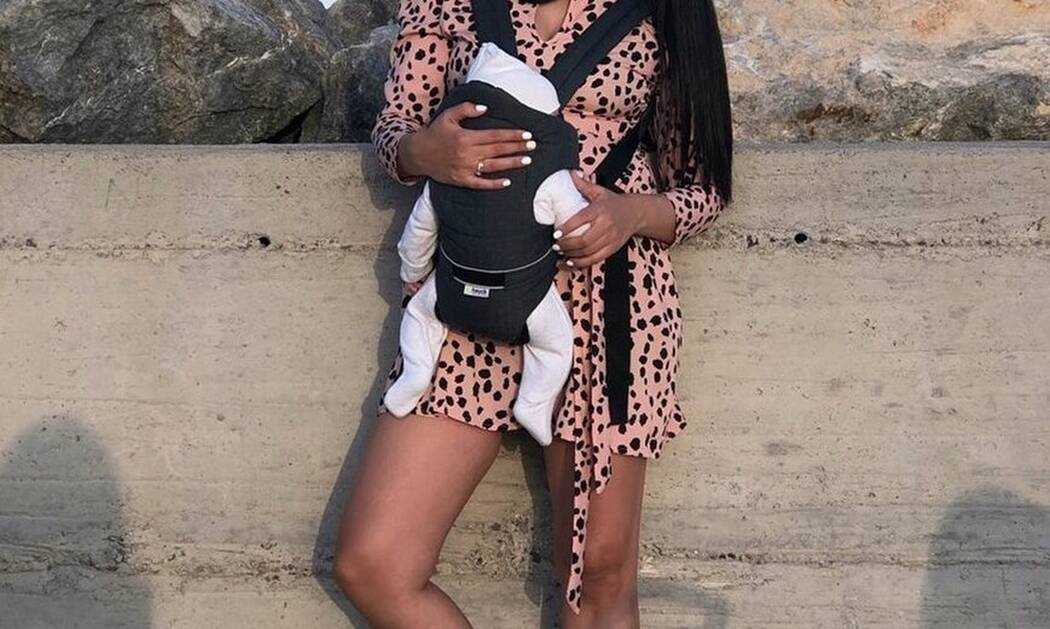 Γέννησε πριν δύο μήνες τον γιο της και ποζάρει με κατακόκκινο μπικίνι! (photos)