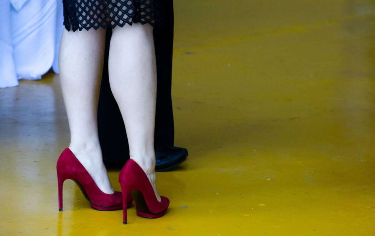 Ιαπωνία: Σαρώνει το κίνημα… ενάντια στα τακούνια.