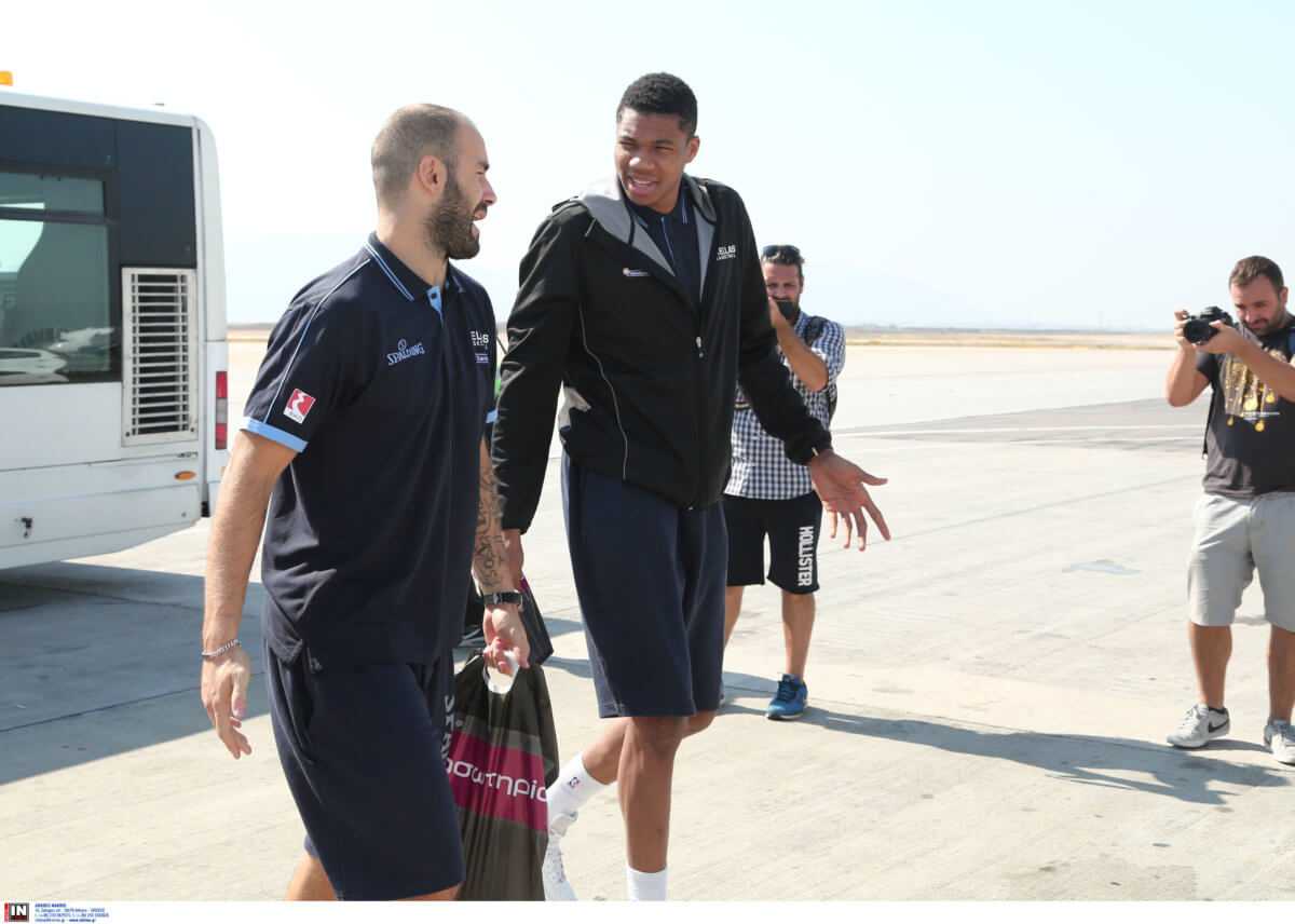 Αντετοκούνμπο: Φανέλα με αφιέρωση στον Σπανούλη. – video