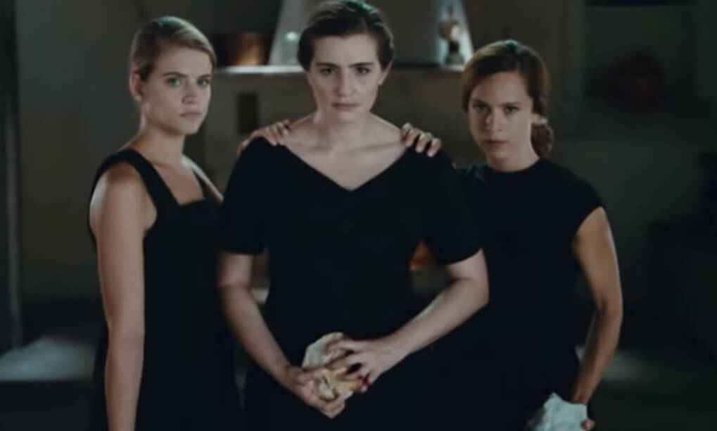 Οι τρεις αδερφές ανακρίνονται από τον ενωμοτάρχη καθώς είναι οι τελευταίες που τον είδαν ζωντανό