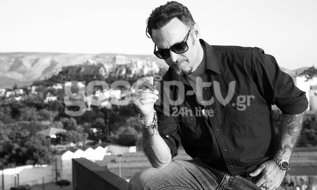 Με την Ακρόπολη πίσω του