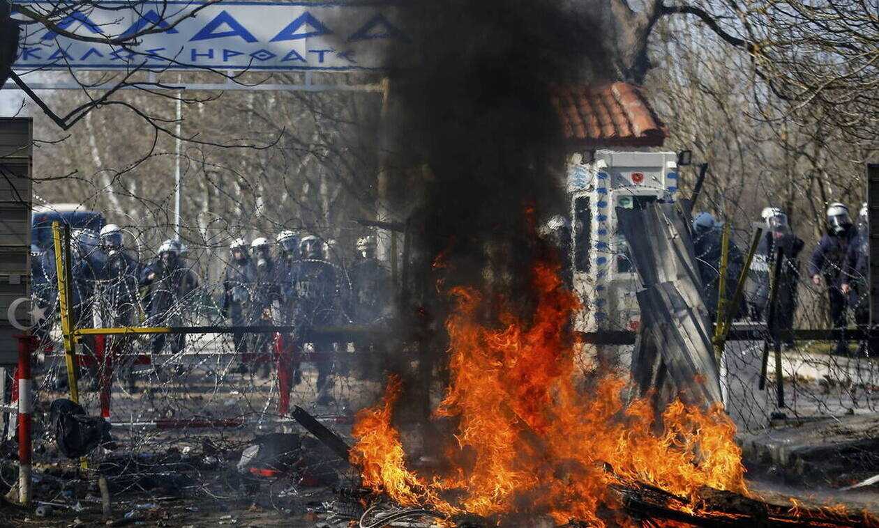 Έβρος: Άγρια επεισόδια στις Καστανιές – Οι μετανάστες πετούν χημικά στους  αστυνομικούς - tromaktiko