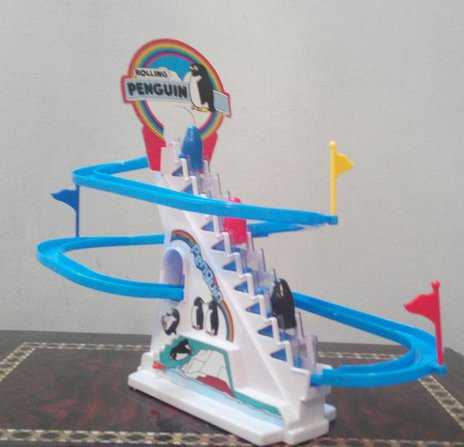 Tα πιγκουινάκια με την τσουλήθρα τους