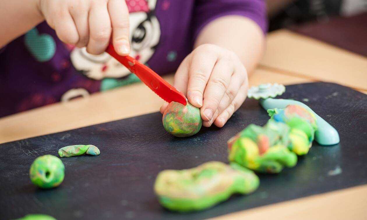 Φτιάξτε μόνοι σας σπιτική πλαστελίνη σε λίγα λεπτά με υλικά που υπάρχουν στο σπίτι