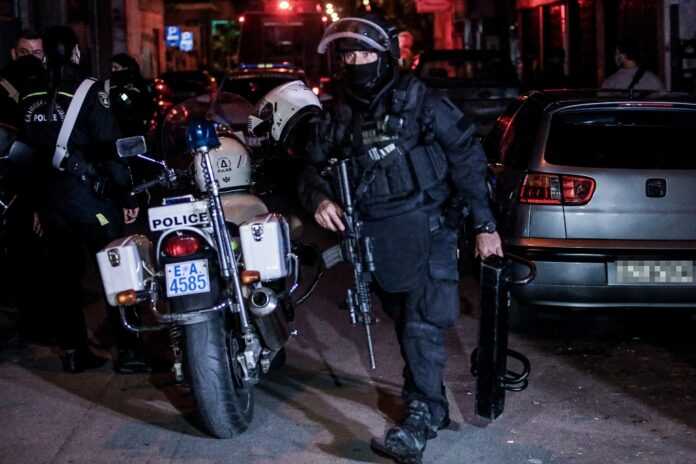 ΣΥΝΕΛΗΦΘΗ ΑΝΔΡΑΣ ΠΟΥ ΚΡΑΤΟΥΣΕ ΟΜΗΡΟ ΤΗΝ ΠΡΩΗΝ ΣΥΝΤΡΟΦΟ ΤΟΥ ΚΑΙ ΑΠΕΙΛΟΥΣΕ ΝΑ ΑΝΑΤΙΝΑΞΕΙ ΤΗΝ ΠΟΛΥΚΑΤΟΙΚΙΑ (ΓΙΑΝΝΗΣ ΠΑΝΑΓΟΠΟΥΛΟΣ / EUROKINISSI)