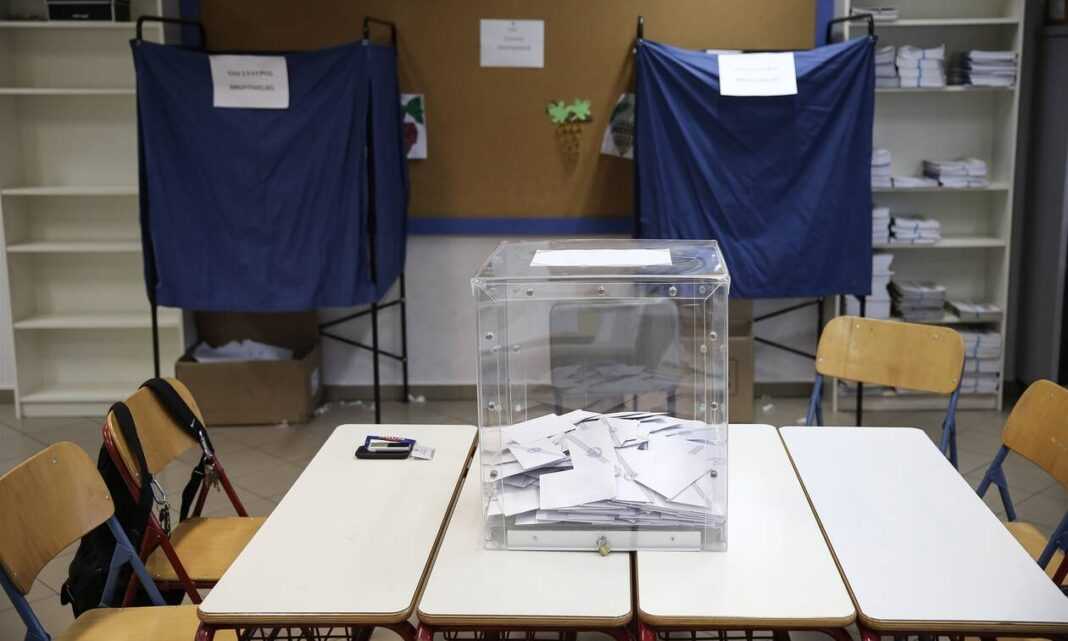 Δημοσκόπηση Metron Analysis: Πρώτος ο Μητσοτάκης, δεύτερος ο Κουτσούμπας – Η δημοφιλία των αρχηγών