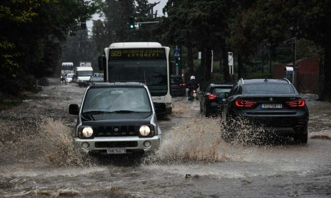 Κίνηση τώρα στους δρόμους: «Ουρές» χιλιομέτρων σε Κηφισό και Αττικη Οδό λόγω ισχυρής βροχόπτωσης