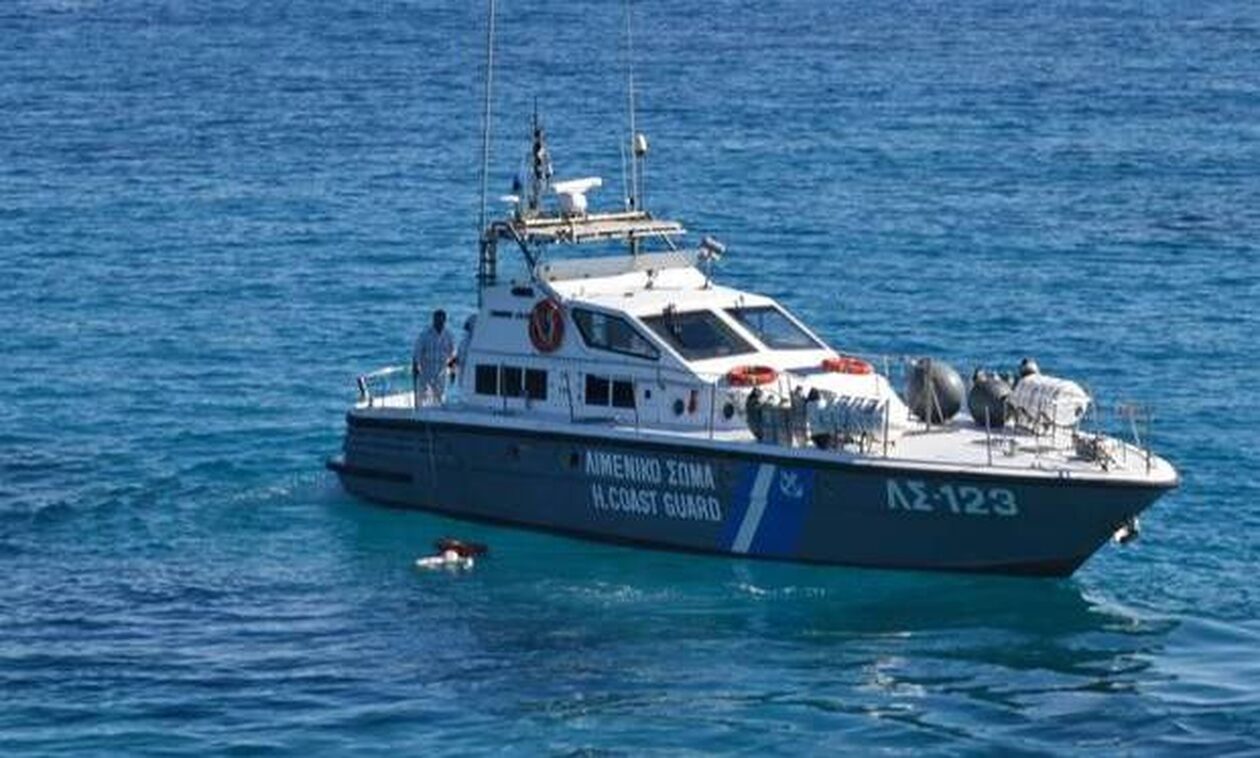 Πάρος: Επιχείρηση διάσωσης στις Κολυμπήθρες Νάουσας – Βυθίζεται σκάφος