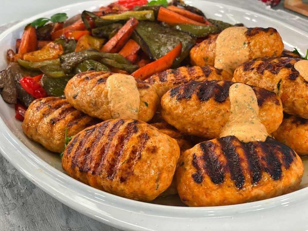 Μπιφτέκια γαλοπούλας μούρλια με ψητά λαχανικά και σάλτσα γιαουρτιού