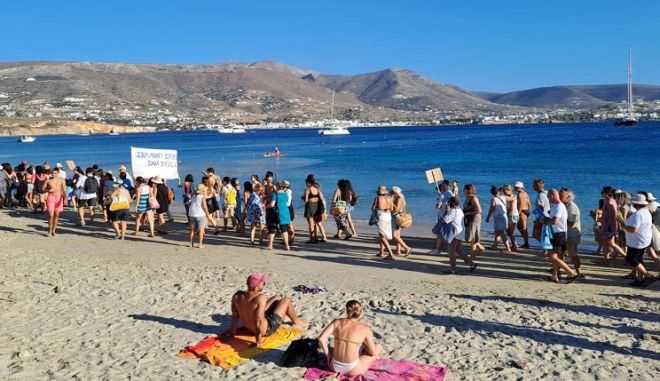 Πάρος: Ακτιβιστική δράση για τις παράνομες ξαπλώστρες – “Ελεύθερες παραλίες για όλους”