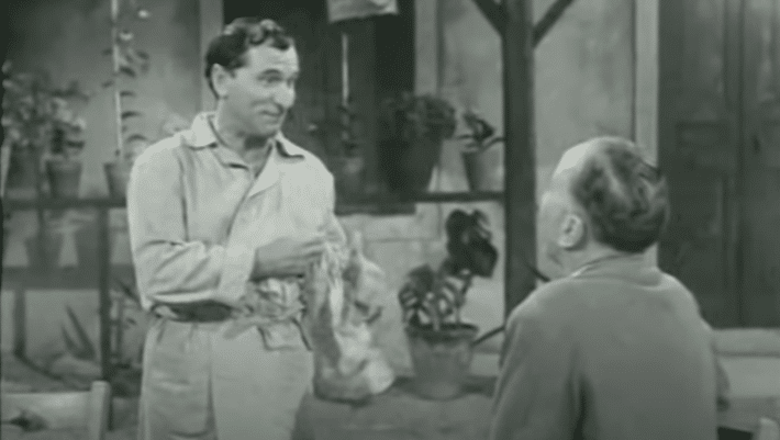 Βγάζει μάτι πίσω απο τον Ζήκο: Το σκηνοθετικό λάθος στον «Μπακαλόγατο» που δεν πρόσεξε ούτε ο Χατζηχρήστος (vid, pic)