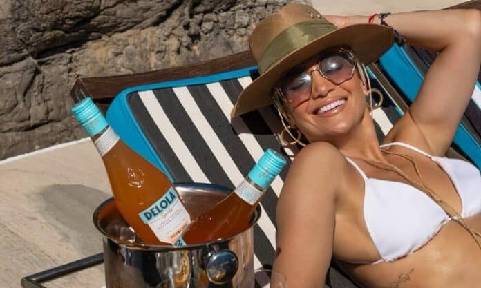 Jennifer Lopez: Estiva e civettuola, è stata fotografata in bikini bianco in Italia