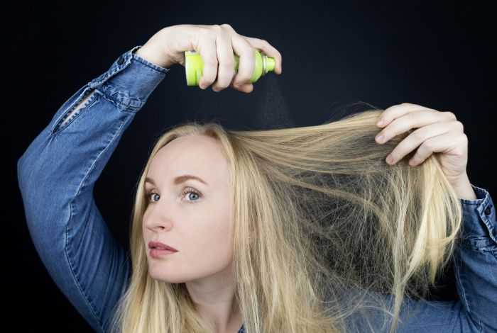 Λιπαρά μαλλιά: Χρειάζεστε μια λύση για να απαλλαγείτε από τα λιπαρά μαλλιά χωρίς να τα λούσετε