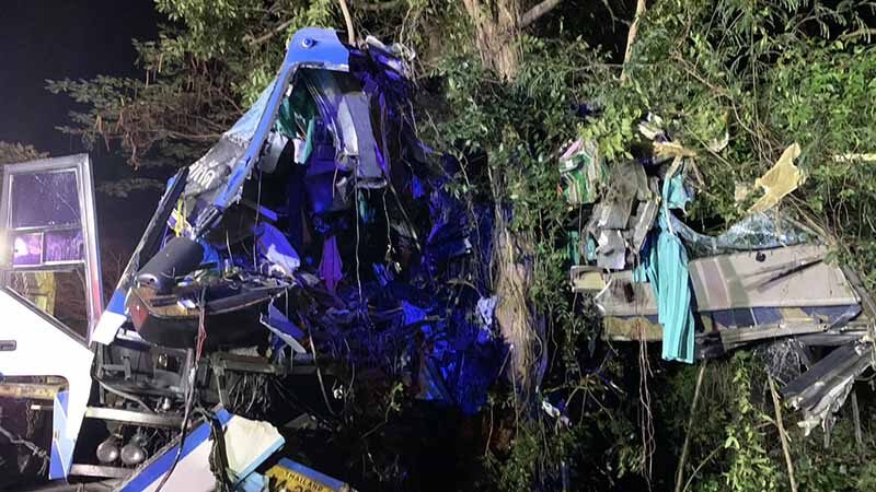 Ταϊλάνδη: Λεωφορείο προσέκρουσε σε δέντρο και κόπηκε στα δύο