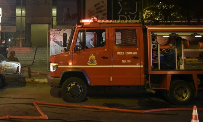 Στις φλόγες τυλίχθηκε διαμέρισμα πολυκατοικίας στη Ριζούπολη – Η πυροσβεστική απεγκλωβίζει πολίτες