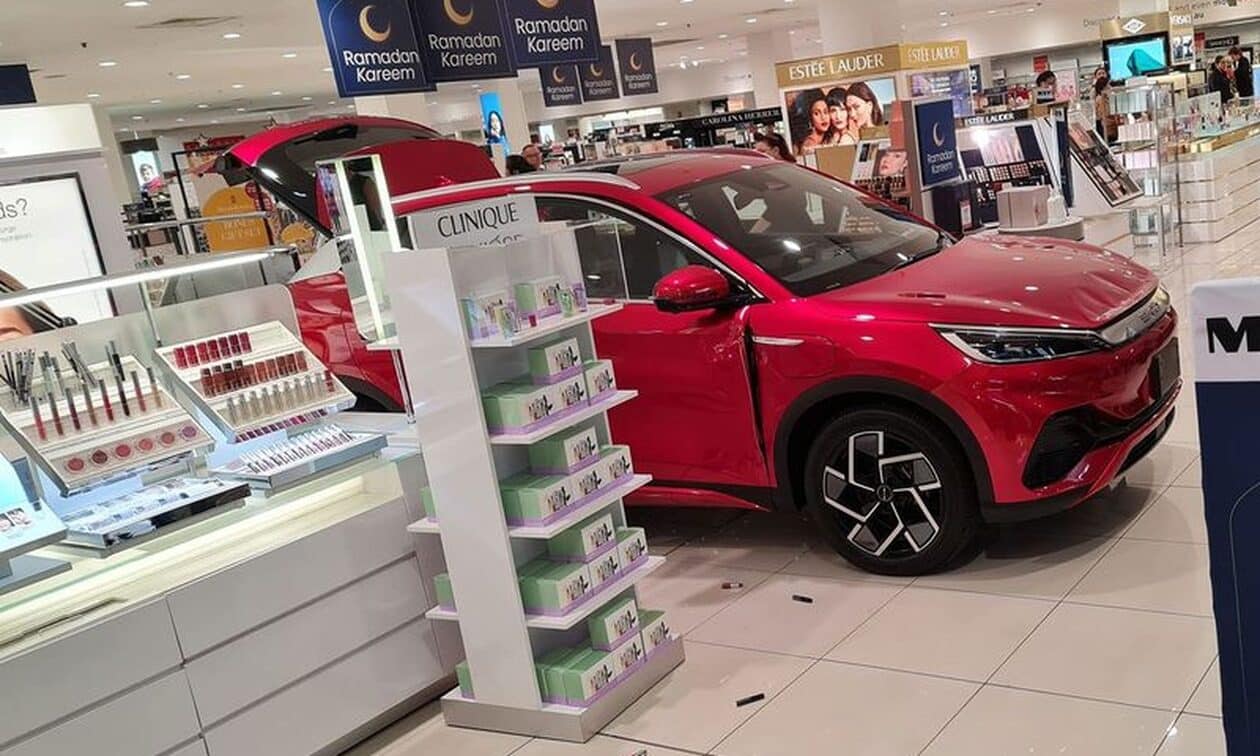 Πανικός σε εμπορικό κέντρο στην Αυστραλία: Αυτοκίνητο έπεσε πάνω σε βιτρίνα – 3 τραυματίες