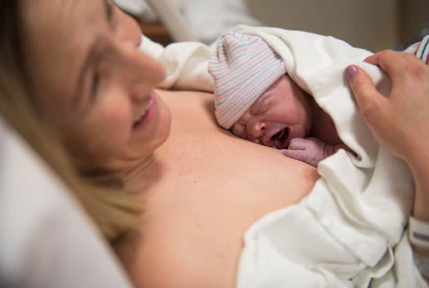 Γέννησε στον ύπνο της - Βρήκαν το μωρό στις κουβέρτες!