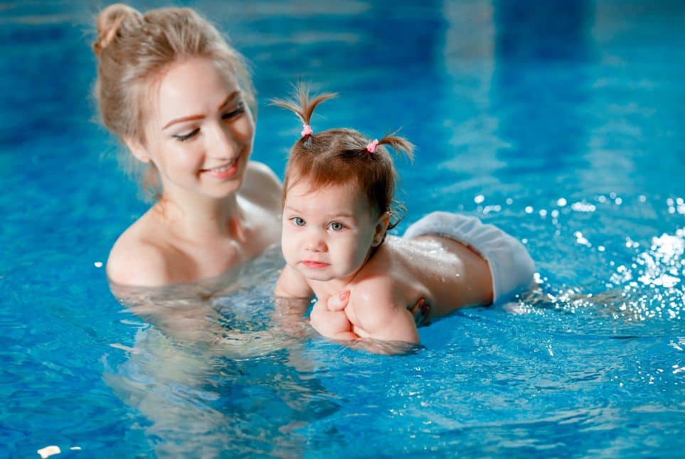 Ποιος θα το τολμούσε; Πέταξε στην πισίνα το μωρό για να...