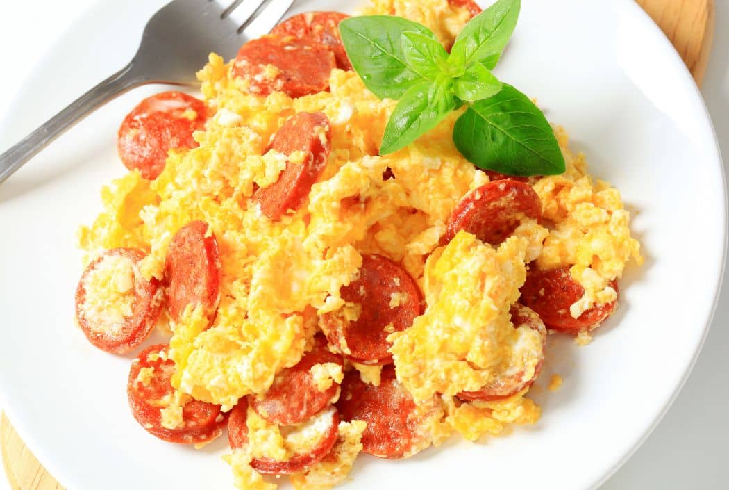 Ομελέτα φούρνου με χωριάτικο λουκάνικο, φέτα, κρεμμύδι και πιπεριές