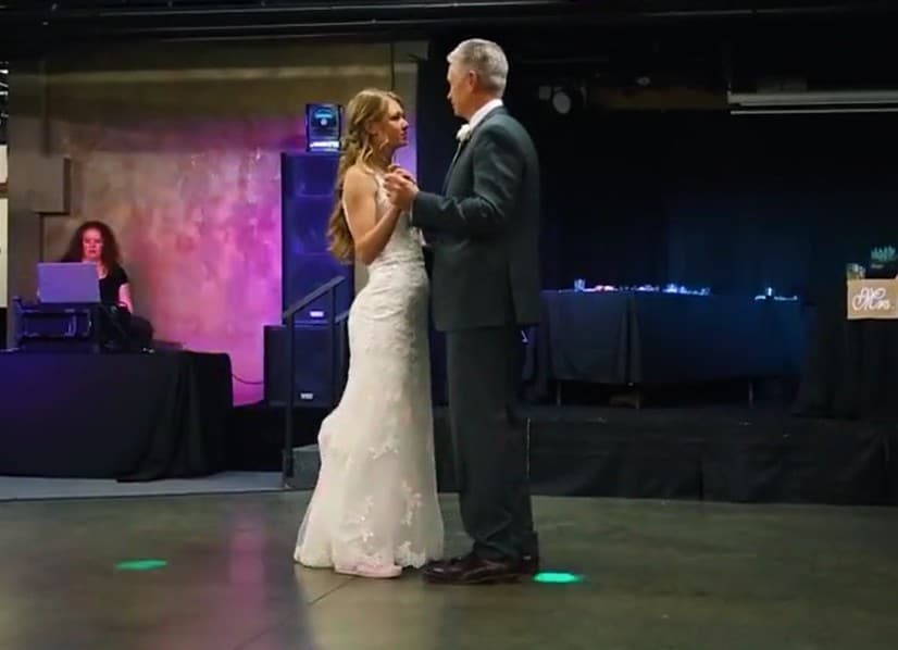 Γάμος που έμεινε αξέχαστος: Δείτε τι έκανε η νύφη με τον πατέρα της