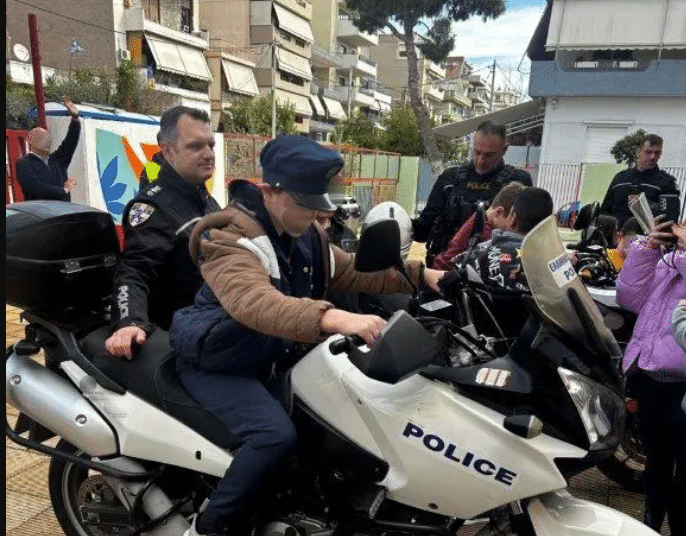 Κερατσίνι: Αστυνομικοί βρέθηκαν σε δημοτικό σχολείο με… διαφορετικό ρόλο – Δείτε φωτογραφίες