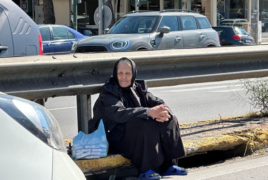 Κατάντια ή μπίζνα οι ηλικιωμένοι στα φανάρια της Αττικής;