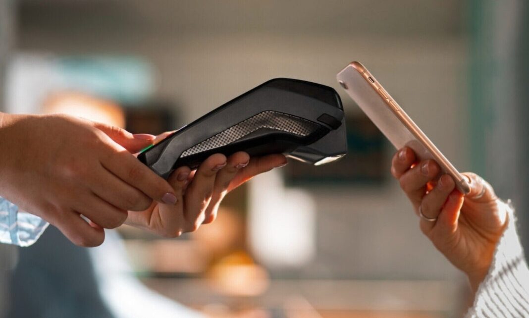 Μειώνονται στο μισό οι προμήθειες για συναλλαγές μέσω POS έως 10 ευρώ