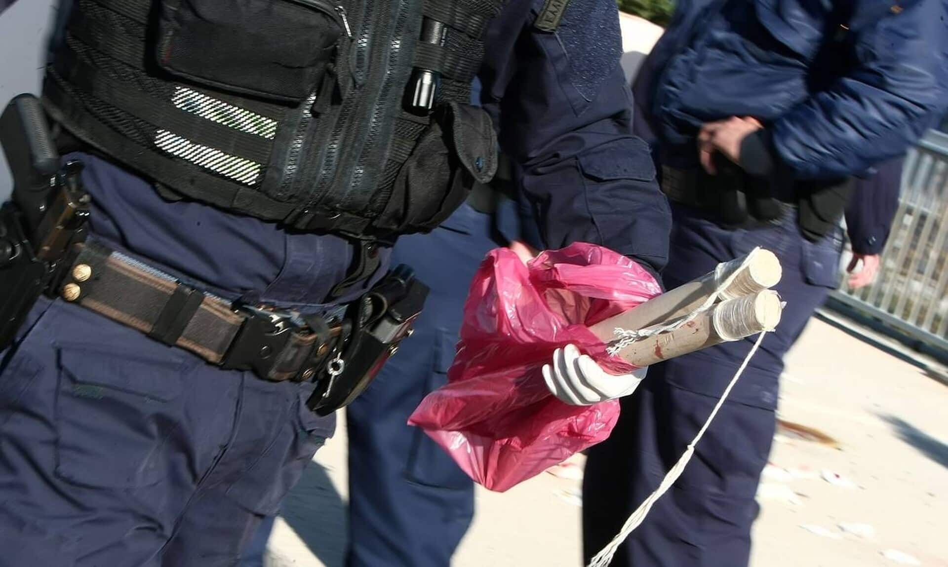 Πειραιάς: Συνελήφθησαν τρεις χούλιγκαν – Βρέθηκαν πάνω τους μαχαίρι, μεταλλική ράβδος και στειλιάρι