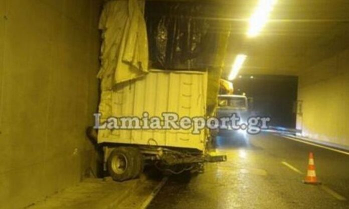 Ανατροπή νταλίκας σε τούνελ: Έκλεισε η εθνική οδός Αθηνών – Λαμίας