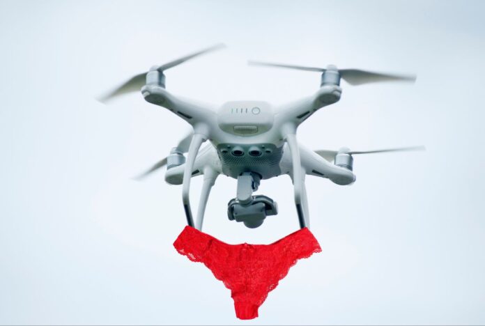 Καλαμαριά: Έστελνε με drone το εσώρουχο της στο γείτονα