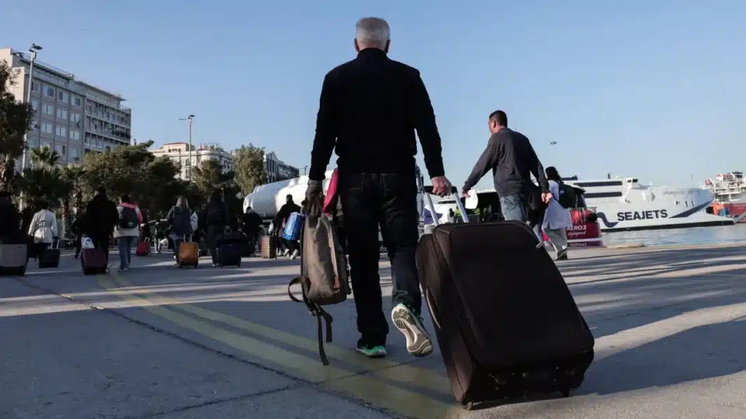 Φεύγουν οι πρώτοι εκδρομείς του Πάσχα - Στα ύψη οι κρατήσεις στα νησιά του Αιγαίου