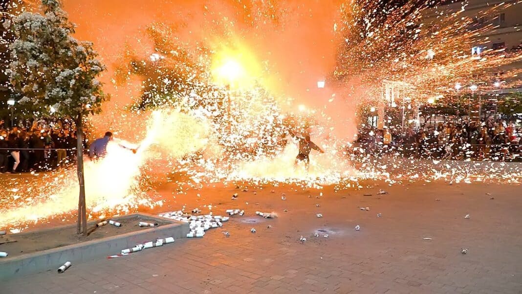 Το έθιμο με τα Χαλκούνια στο Αγρίνιο