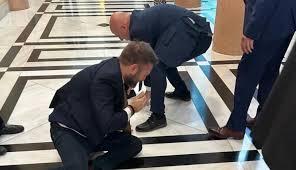 Γραμμένος σε Φλώρο: «Γ@@ τη μάνα σου, σκουπίδι» – Οι απίστευτοι διάλογοι πριν τις μπουνιές στη Βουλή