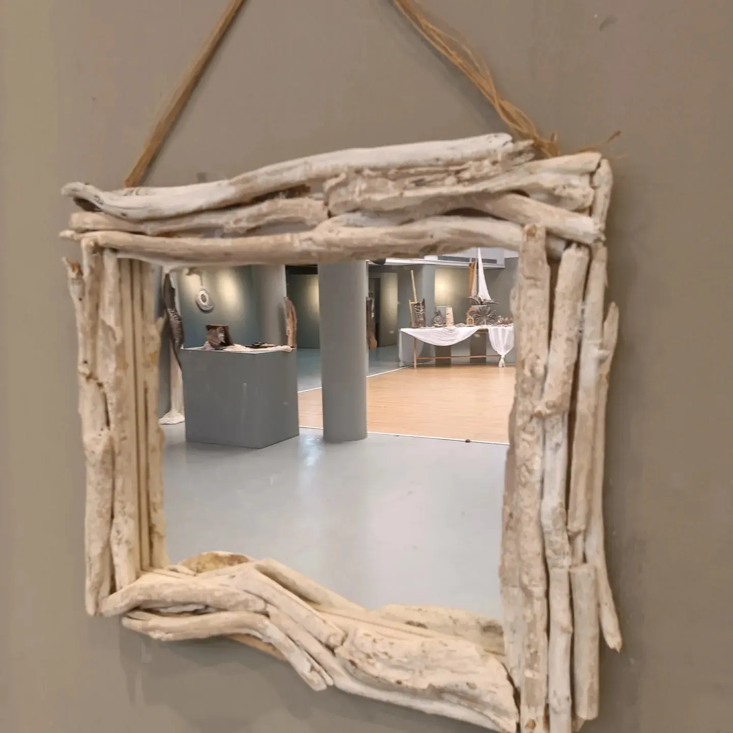 Καθρέφτης με χειροποίητο πλαίσιο από θαλασσόξυλα
