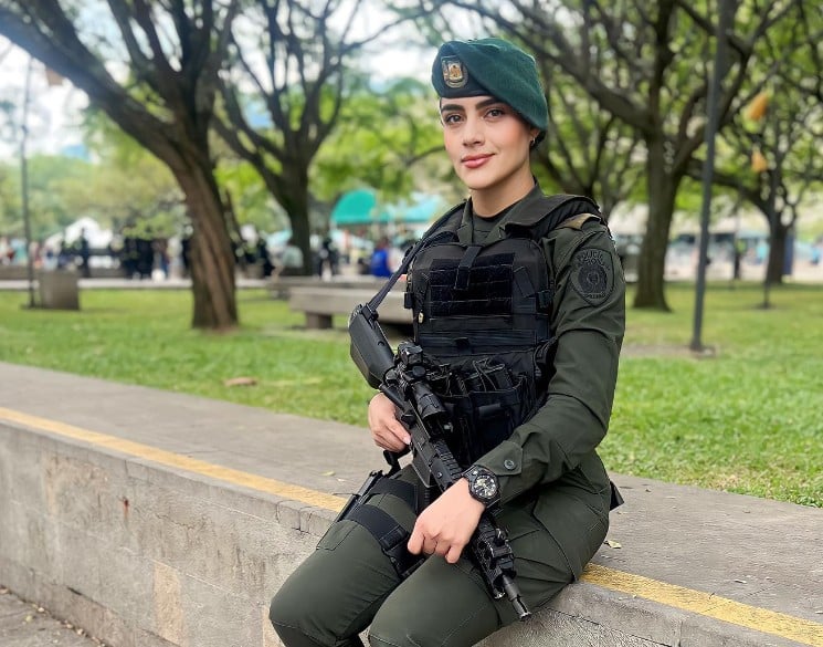 Πανέμορφη Αστυνομικός η πιο όμορφη του κόσμου (vid, pics)