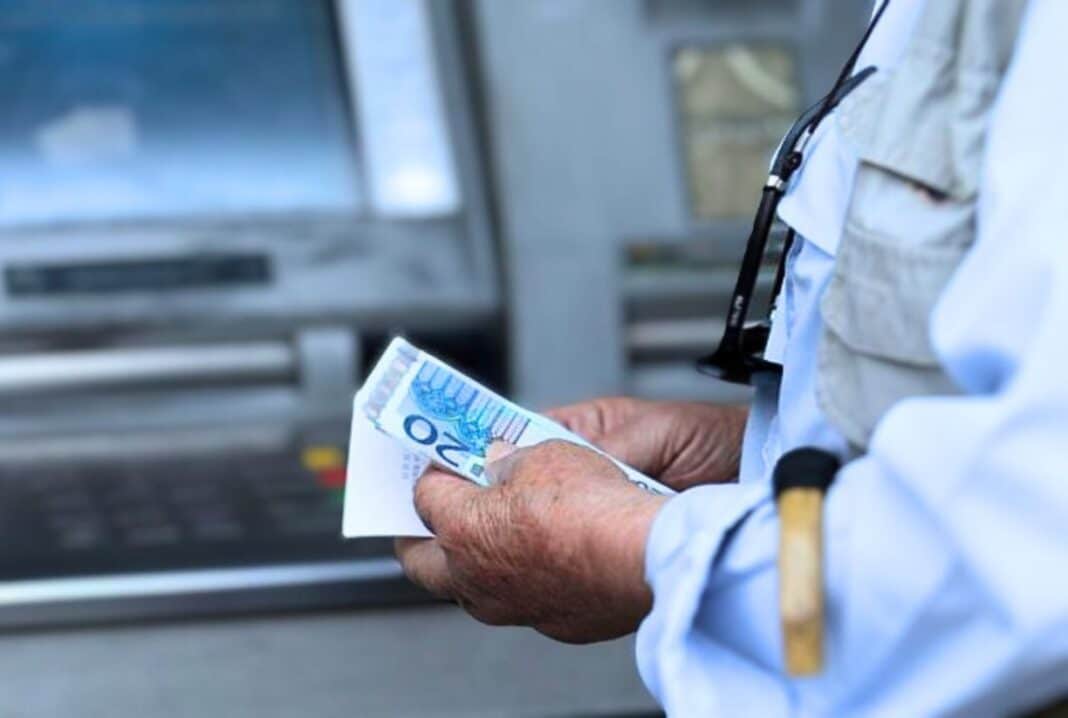 Συντάξεις Μαΐου 2024: Ανατροπή με τις πληρωμές – Πότε θα μπουν τα χρήματα