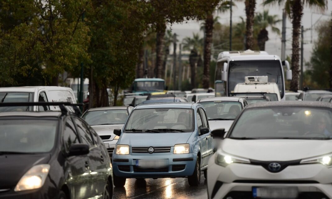 Τροχαίο στην Ποσειδώνος: Γύρισε τούμπα αυτοκίνητο στο ύψος του Ιδρύματος Σταύρος Νιάρχος