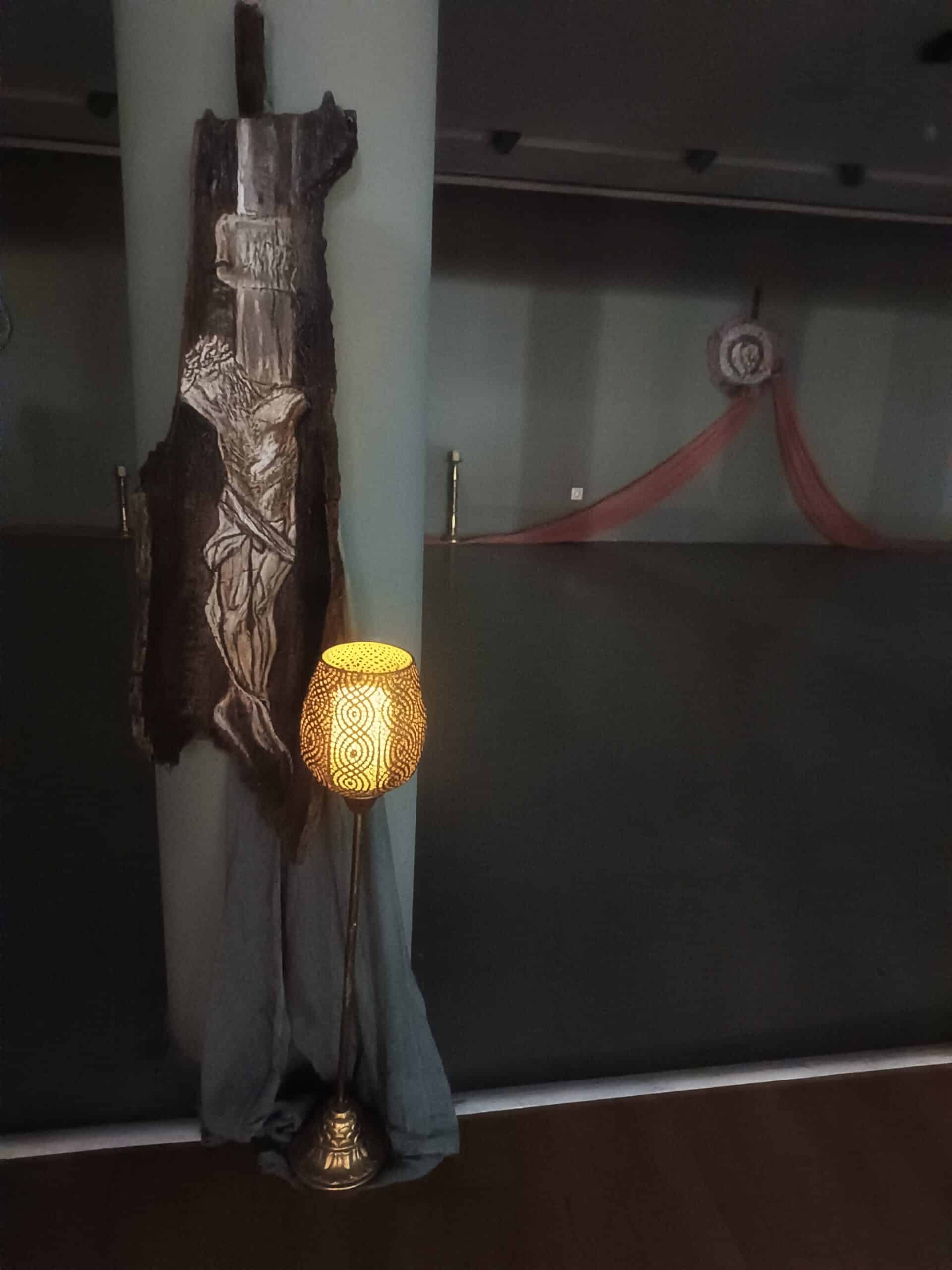 Χειροποίητο σκάλισμα του Κυρίου Ιησού Χριστού σε ξύλο με φως από κερί