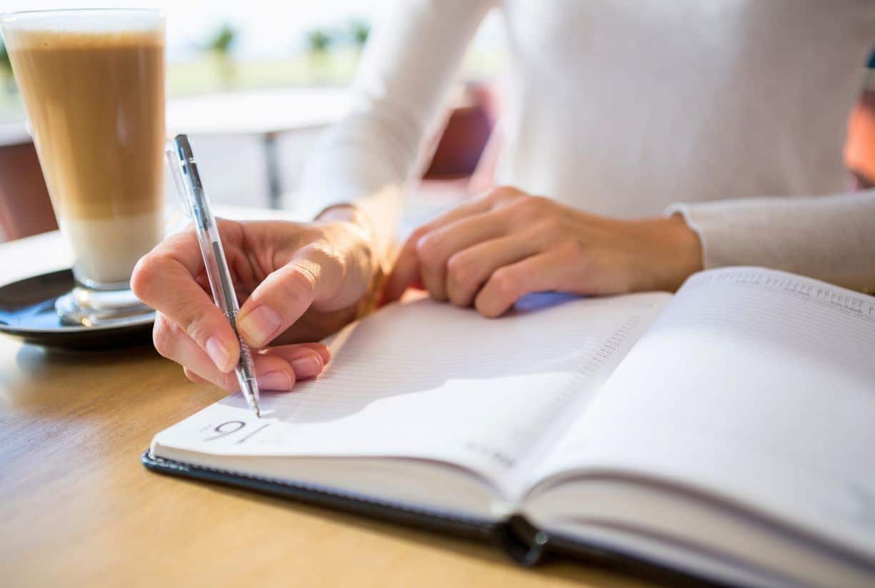 Το ημερολόγιο - Ανέκδοτο: Ένα κορίτσι κι ένα αγόρι γράφουν για την ίδια βραδιά