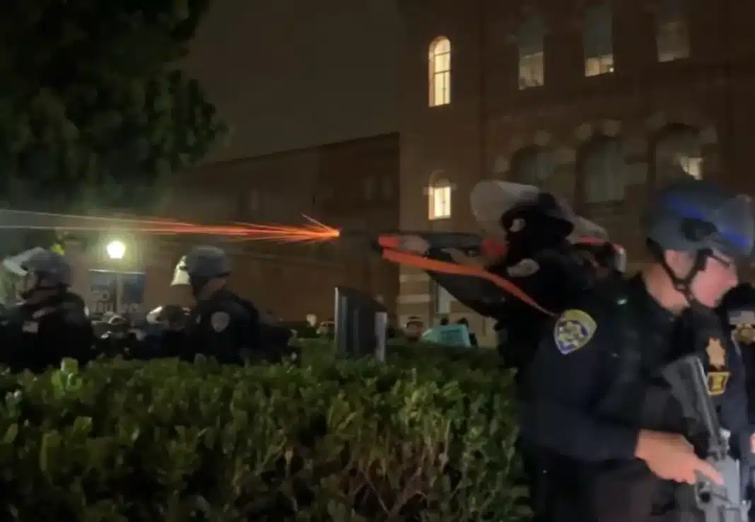 Σε θέσεις μάχης στα αμερικανικά πανεπιστήμια - φοιτητές και αστυνομία