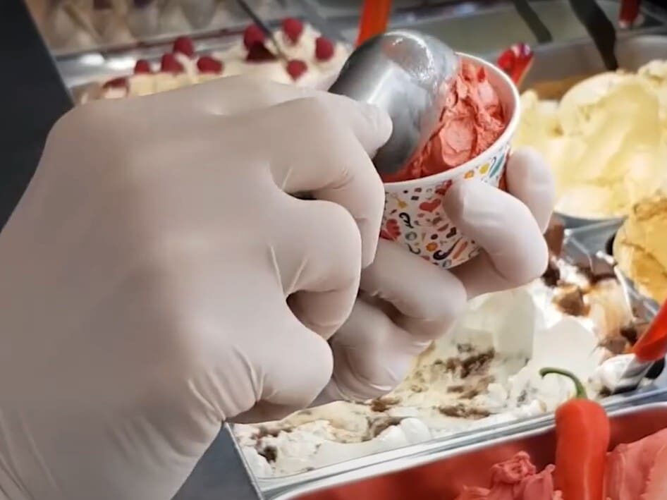 Αυτό είναι το πιο επικίνδυνο παγωτό στον κόσμο - Πρέπει να είσαι πάνω από 18 για το δοκιμάσεις (vid)