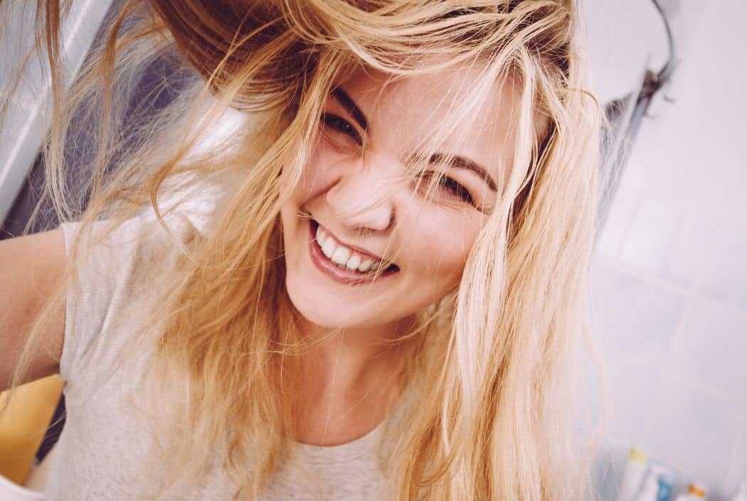 Τελικά είναι κακό να κοιμόμαστε με βρεγμένα μαλλιά;