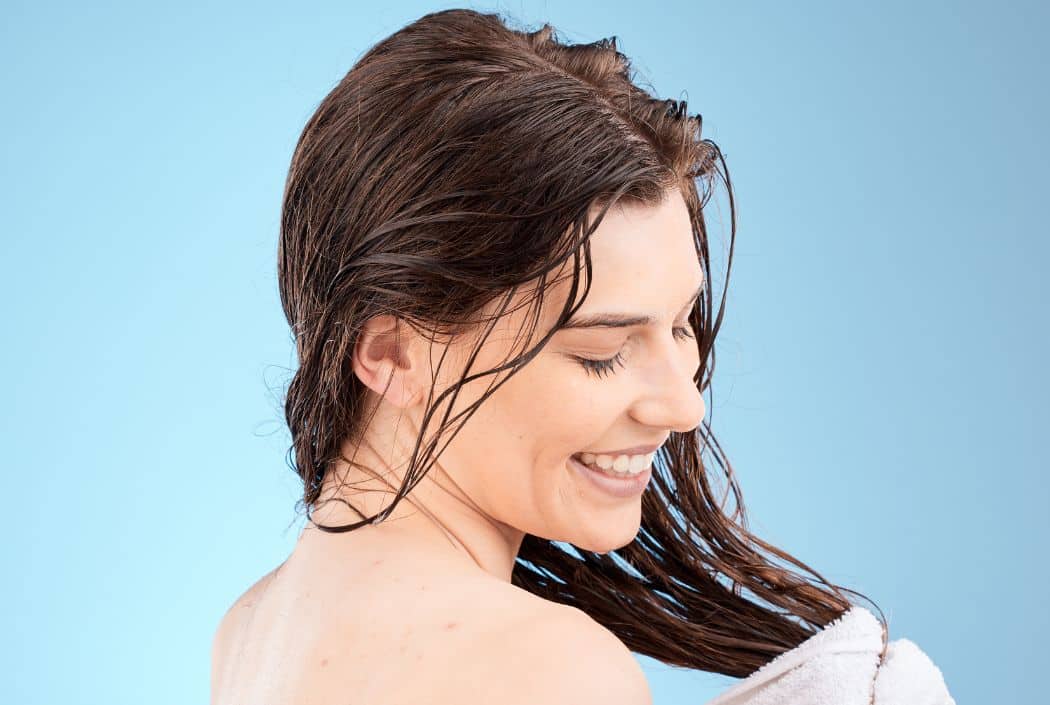 Τελικά είναι κακό να κοιμόμαστε με βρεγμένα μαλλιά;