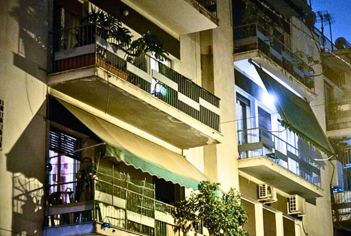 Ξαναμμένες 70χρονες χήρες κάνουν άνω κάτω γειτονιά Δυτικών προαστίων με τα πάρτι τους