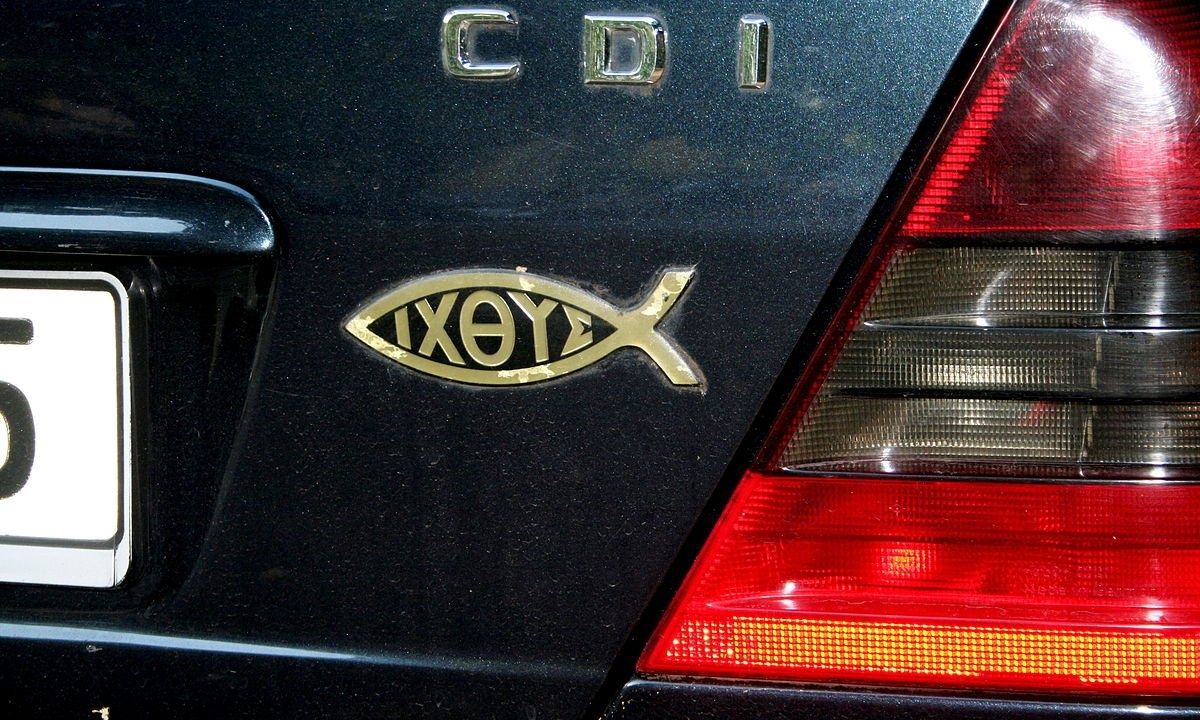 Τι είναι το σύμβολο του ψαριού στο πίσω μέρος κάποιων αυτοκινήτων