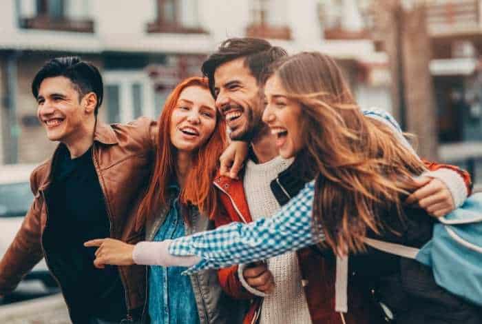 Οι άνθρωποι που έχουν καλούς φίλους ζουν περισσότερο, γελούν περισσότερο και στενοχωριούνται λιγότερο